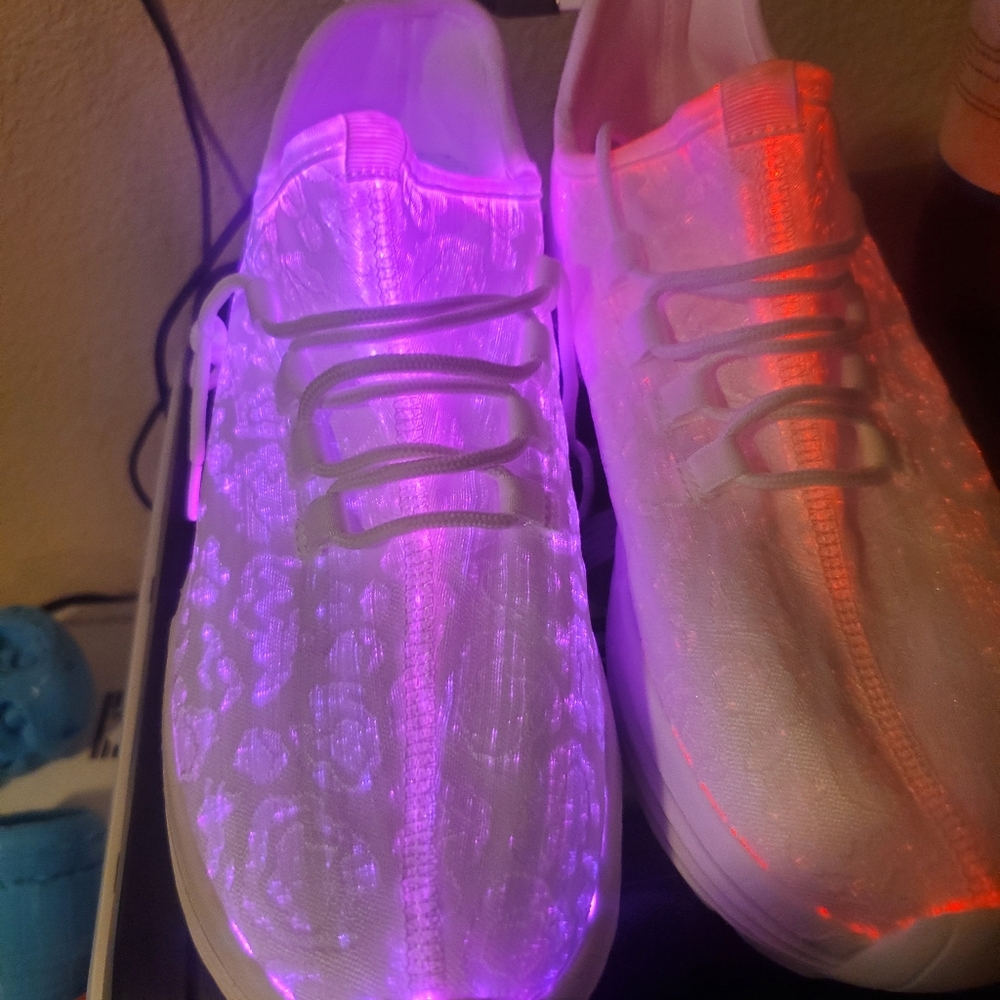 Shoes the light up at night and the size uk 40 us men 7  and us women 9.5